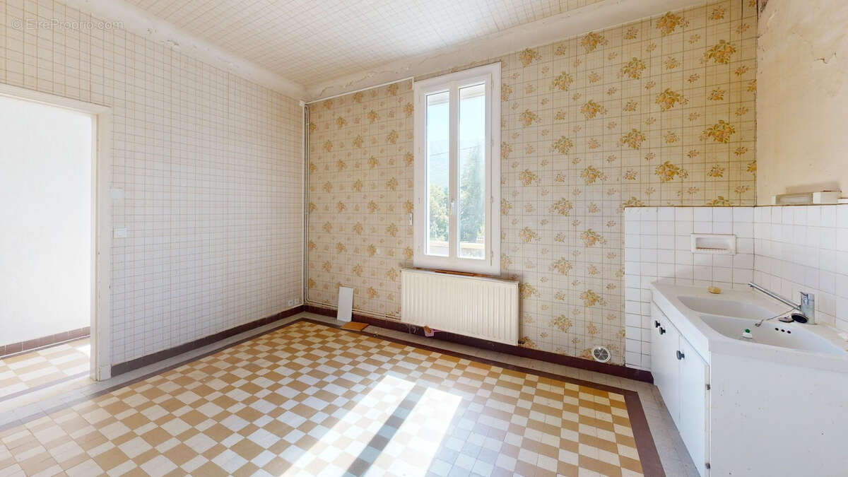 Maison à LARAGNE-MONTEGLIN