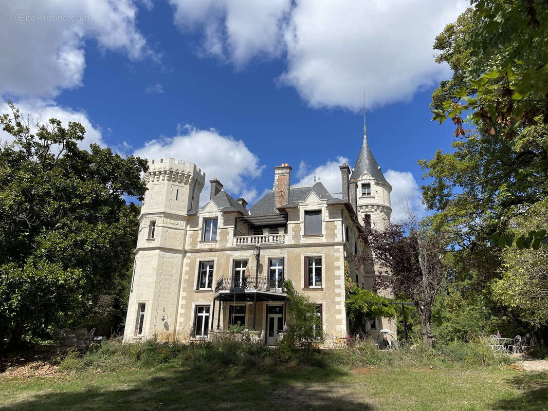 Maison à JAVERLHAC-ET-LA-CHAPELLE-SAINT-ROBERT