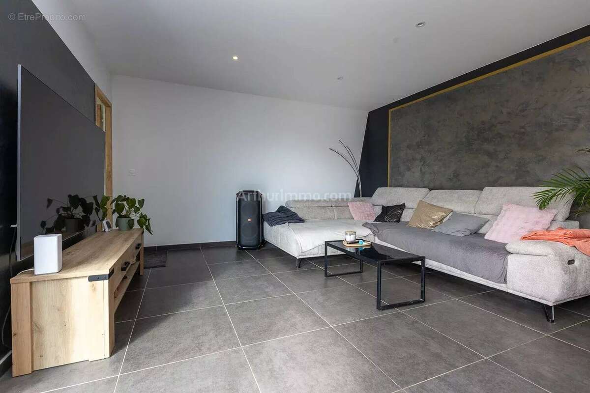 Maison à VEZERONCE-CURTIN