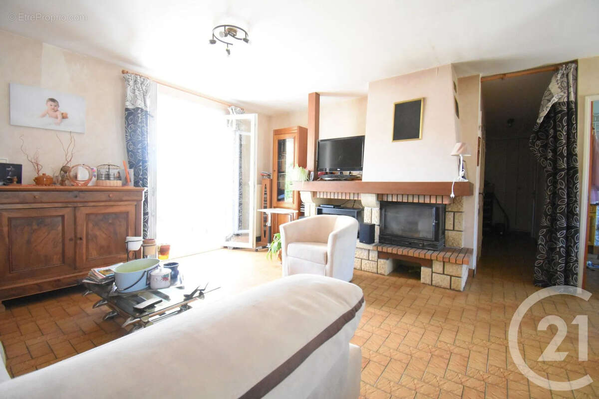 Maison à CREUZIER-LE-NEUF
