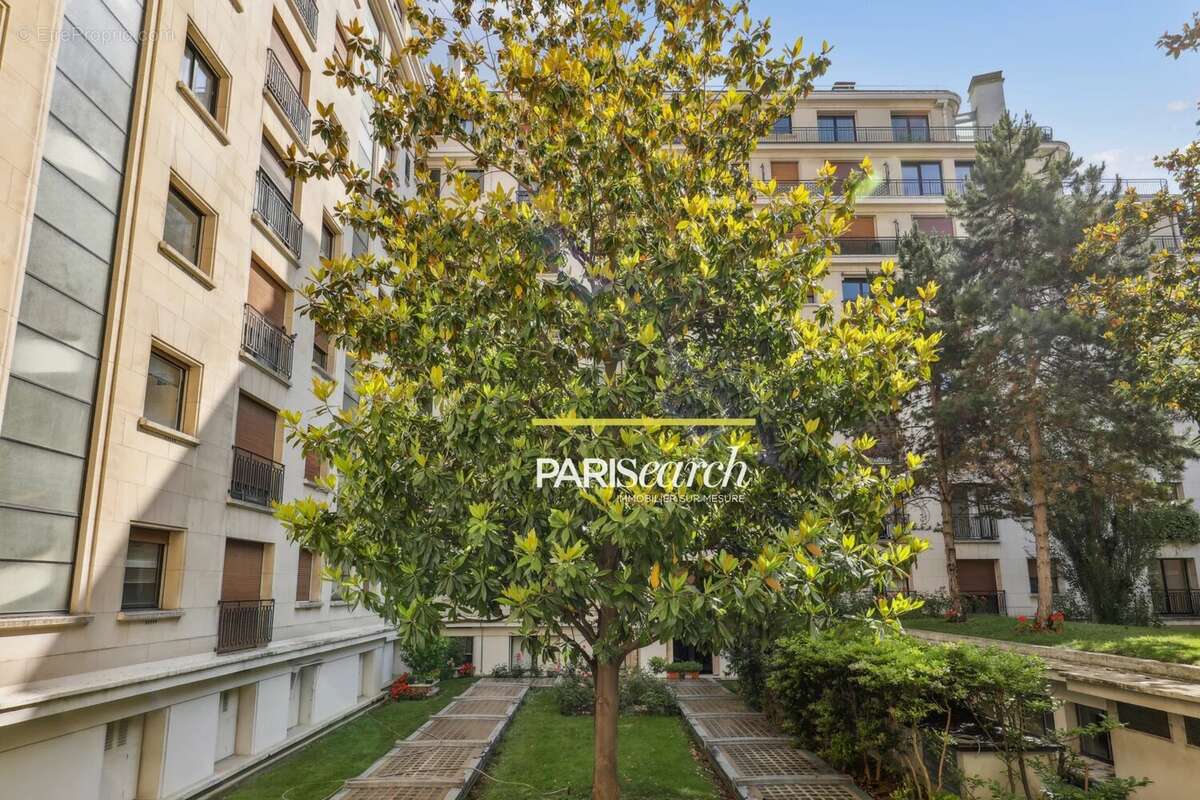 Appartement à PARIS-8E