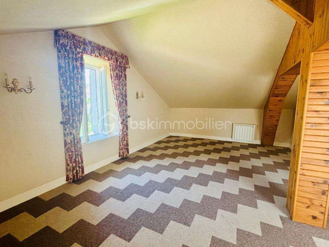 Appartement à COURS-LA-VILLE