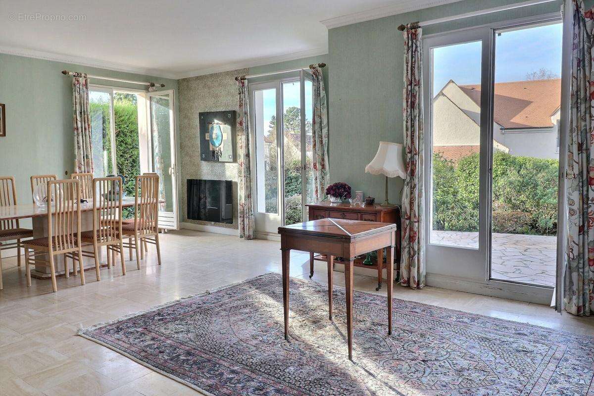 Grande maison familiale de 230 m² au centre du village - photo 2