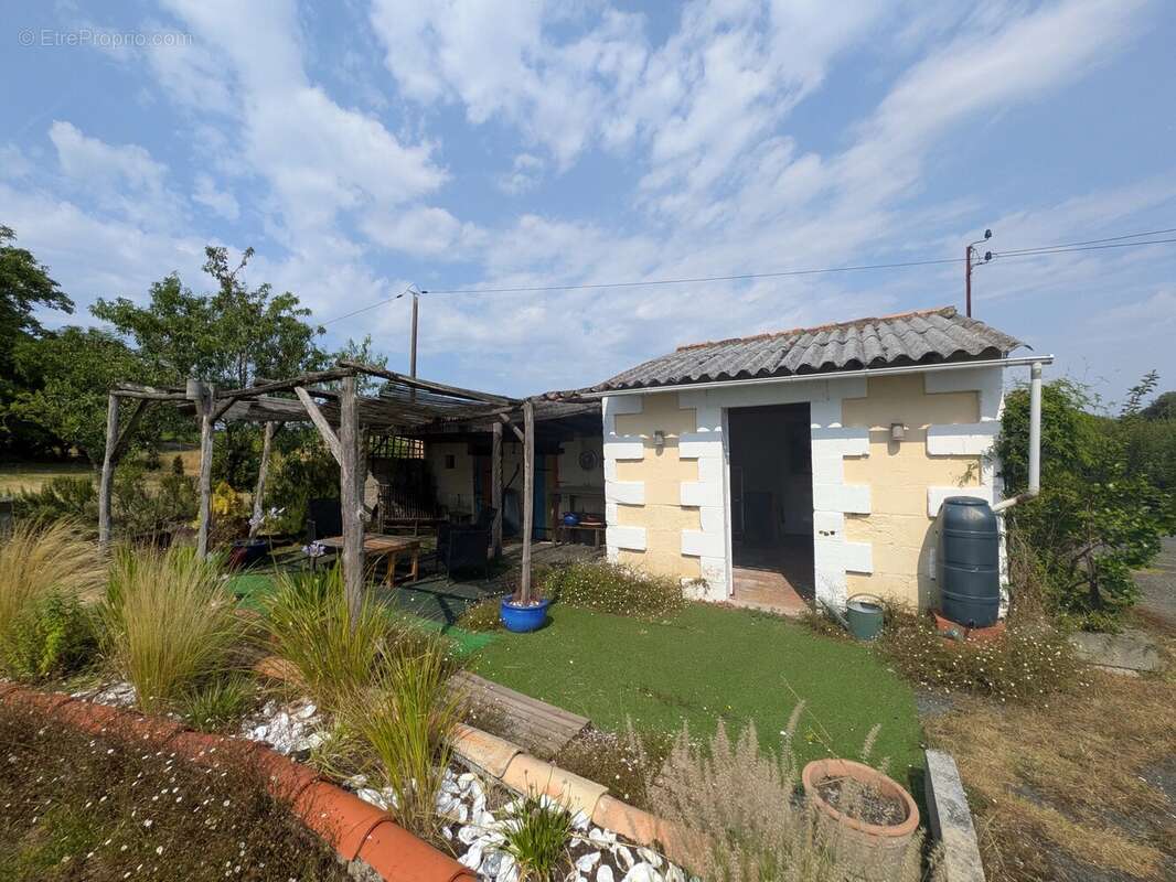 Maison en pierre économe en énergie, dépendances et près de 8 000 m² de terrain - photo 13