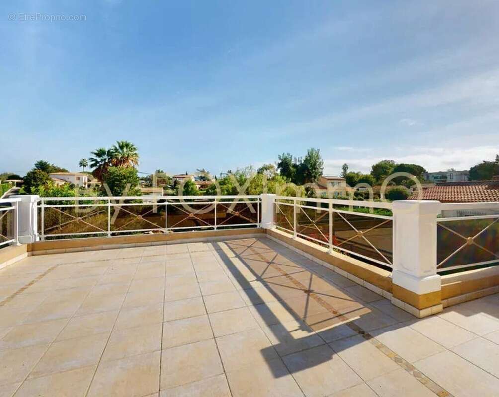 Antibes, Villa récente en parfait état, quartier résidentiel & calme absolu, proximité au centre et axes routiers, belle prestat - photo 13