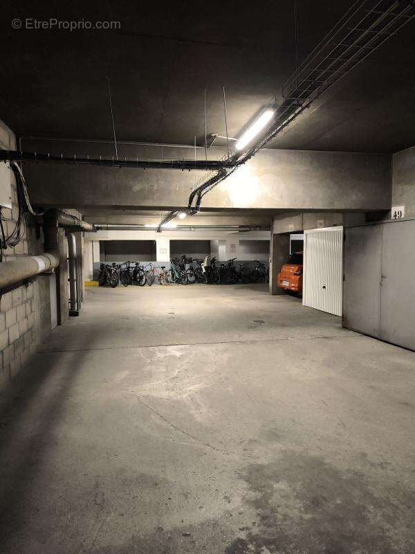 Parking à PARIS-20E