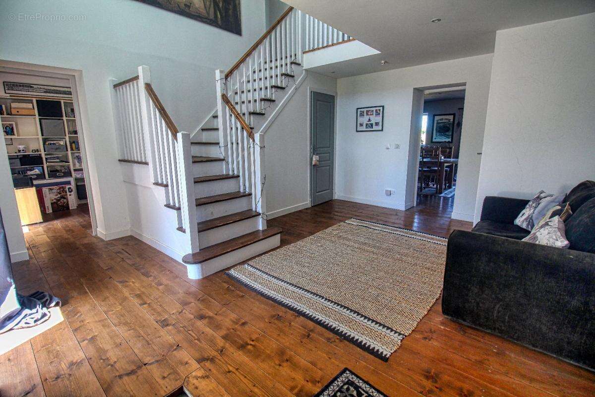 Maison à VILLENEUVE-LA-COMTESSE