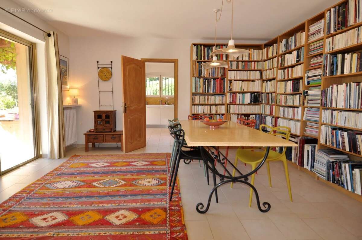 À Vendre  Propriété d'Exception avec Villa principale, Maison d'invité et Dépendance - photo 11