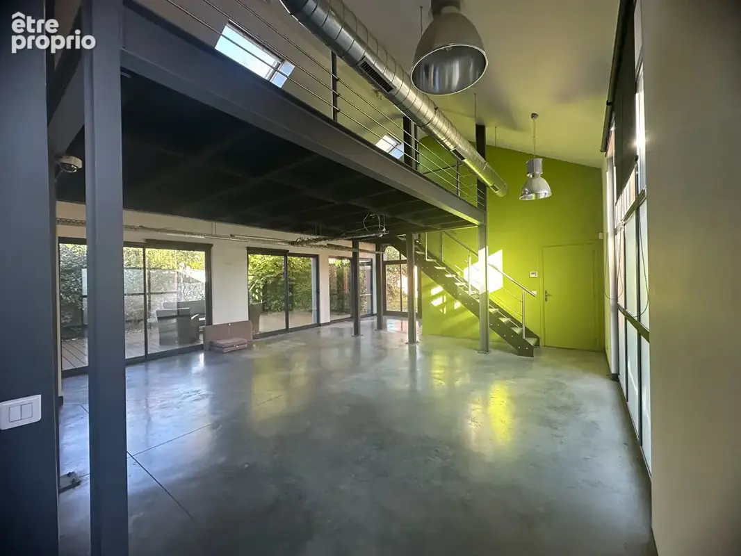 À vendre ! Local professionnel ou commercial de 120 m² avec terrasse, parking et nombreux atouts - photo 2