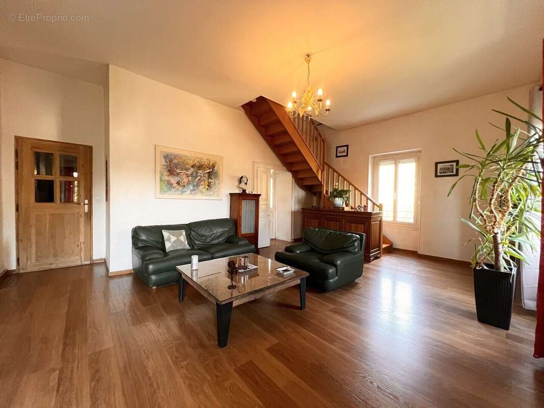 Appartement à CHALLES-LES-EAUX