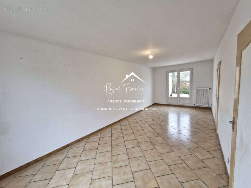 Pièce de vie de 22 m2 50 - Maison à INGRANDES