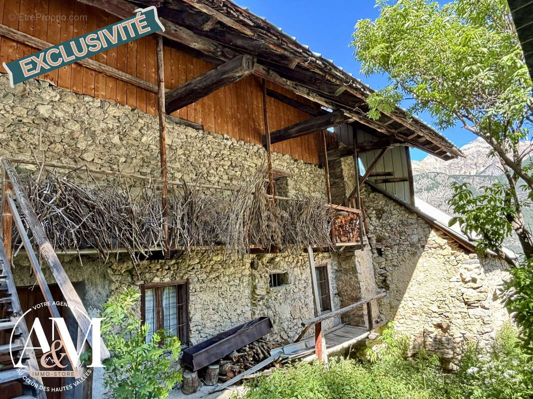 Maison à SAINT-MARTIN-DE-QUEYRIERES