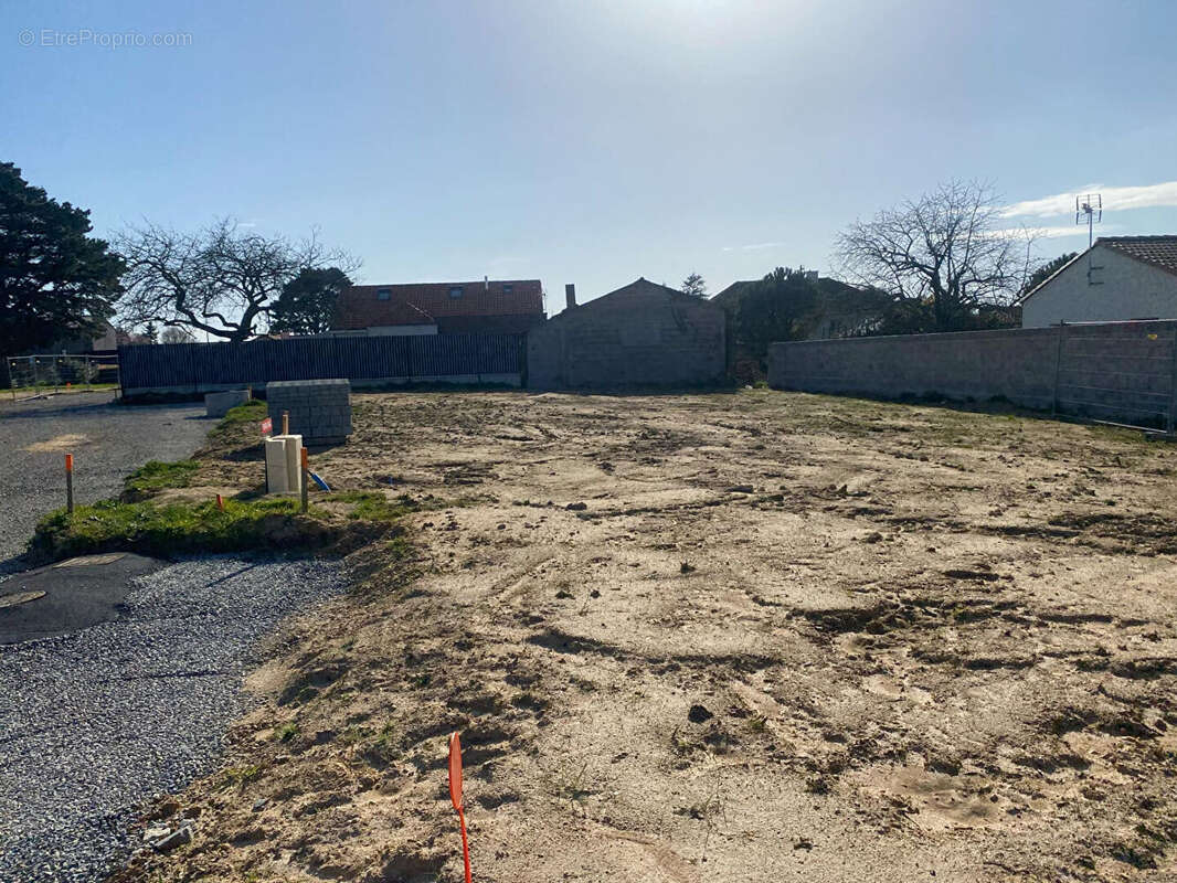 Terrain à SAINT-HILAIRE-DE-CHALEONS