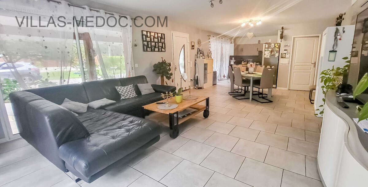 Maison à VENDAYS-MONTALIVET