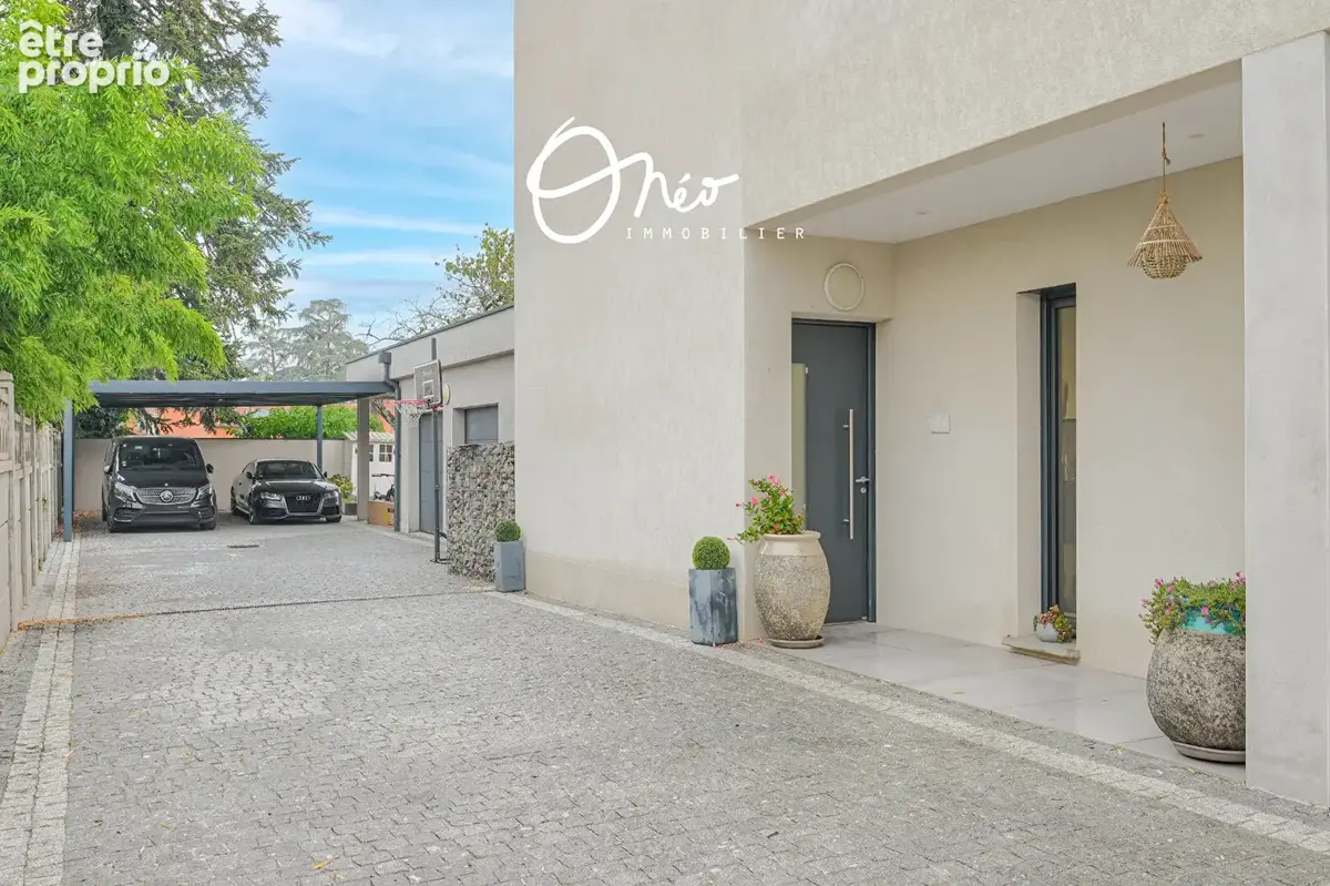 Coeur village - Villa contemporaine de 282 m2 sur sa parcelle de 2148 m2 - photo 6