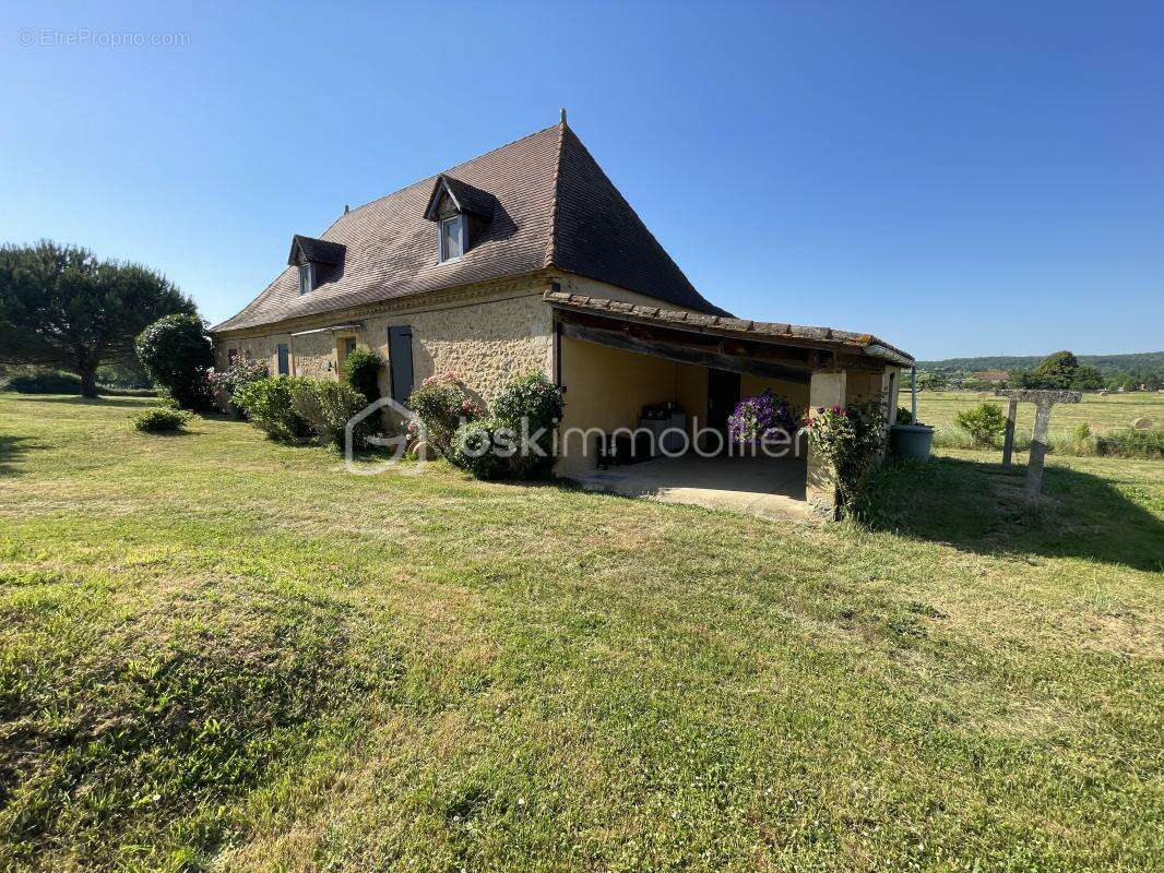 Ensemble de bâtiments en pierre composé d’une maison d’habitation, d’un gîte, d’un pool house, de deux ateliers et de deux sécho - photo 7