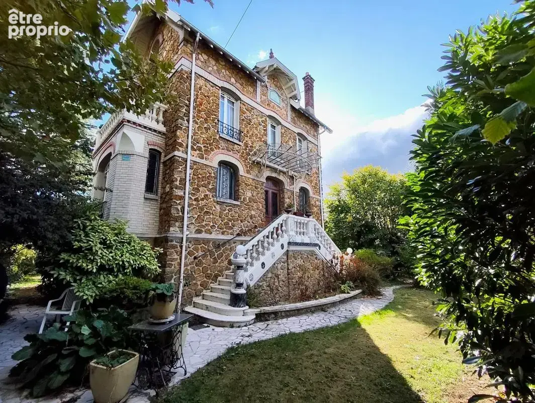 Central et calme sur 1400m² de terrain ! Propriété meulière de caractère de 250m² comprenant séjour triple et 5 chambres, sur un - photo 34