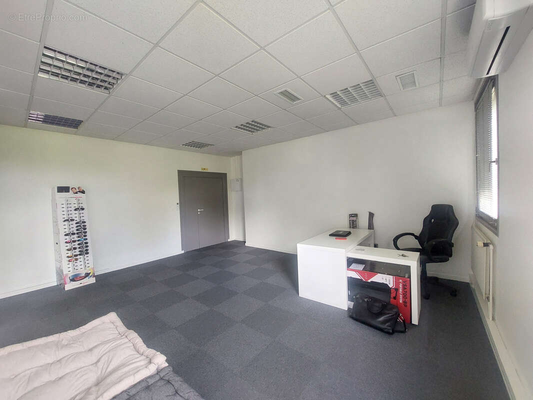 Bureaux climatisés 65 m2 avec parking à LIMAS - sortie A6 SUD - photo 3