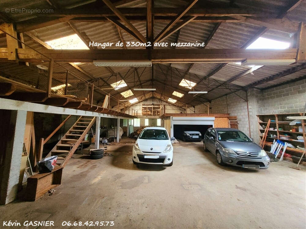 Maison à LES SALLES-LAVAUGUYON