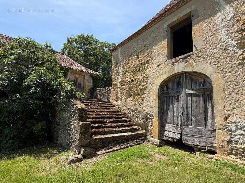 Gers(32), TRES BEAU CHATEAU DE FAMILLE 45HA avec dependances, un peu caché, en position dominante, une belle histoire - photo 4