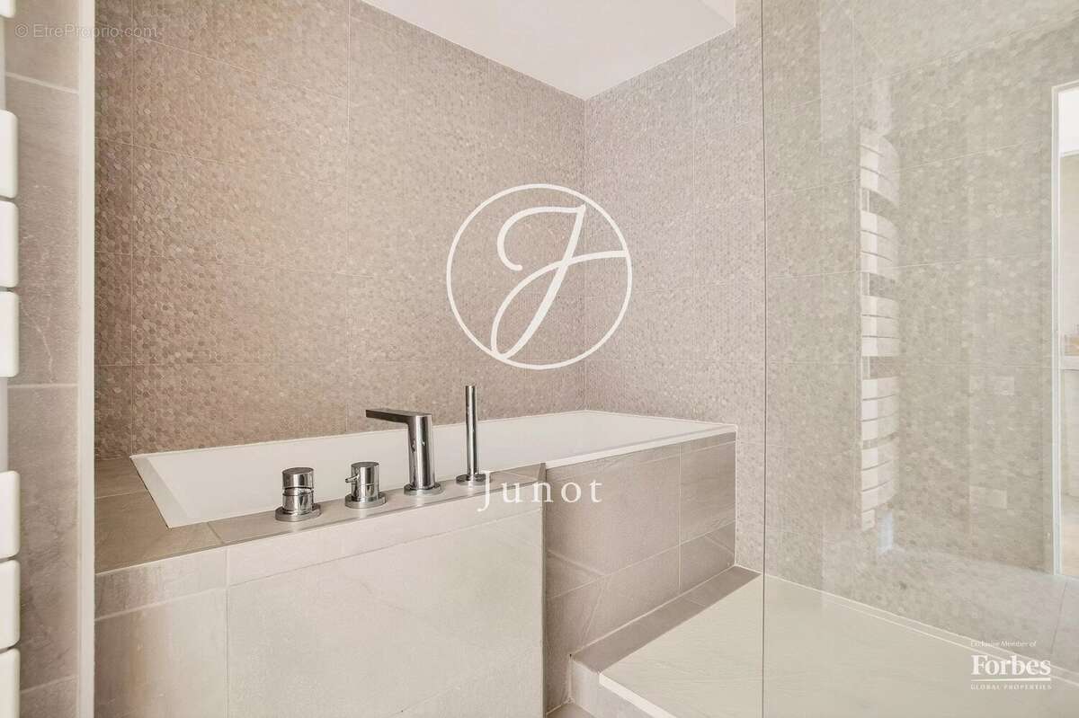 Paris 15e - TOUR DE MARS / QUAI DE GRENELLE - Appartement - 5 pièces - 114,58m² Carrez - 3 chambres - Vue exceptionnelle - Expos - photo 19