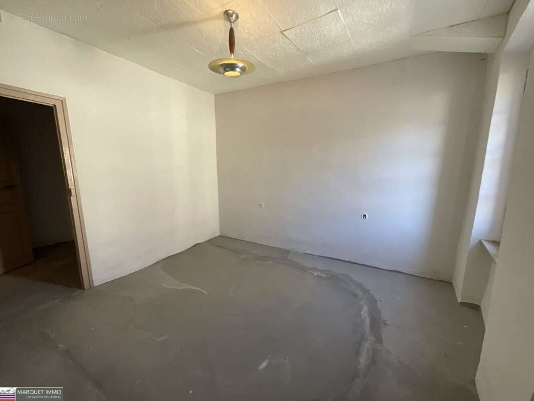 Beau potentiel pour cette maison de village T3 offrant 90 m² avec cour, garage, à rénover selon toutes vos envies ! - photo 20