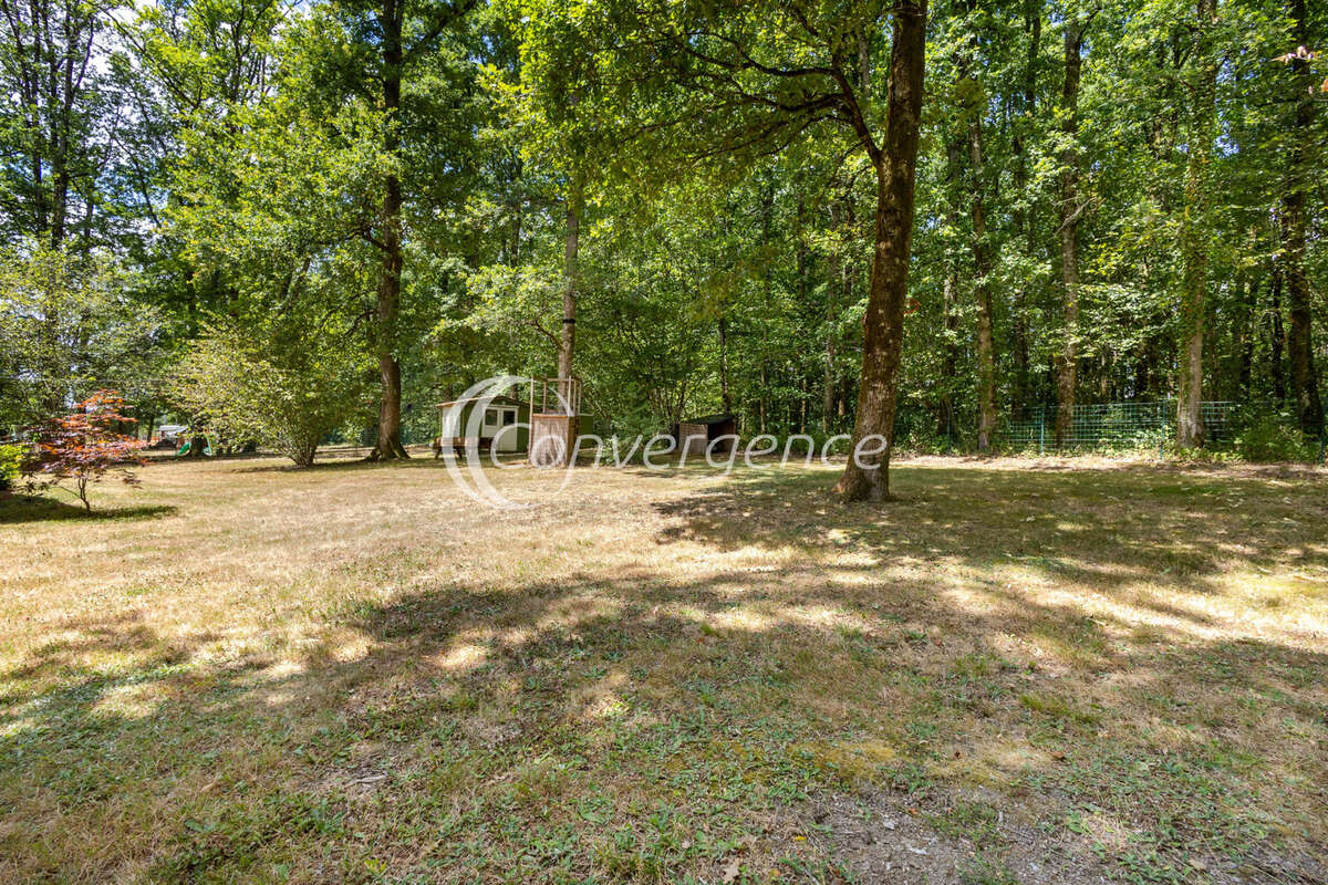 Superbe maison de plain-pied d'environ 160 m2 sur un magnifique terrain arboré de 2 500 m2   Accès PMR - photo 3