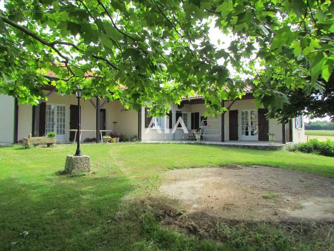 Maison à LES ADJOTS