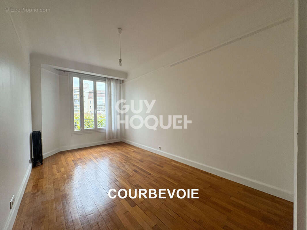 Appartement à COURBEVOIE