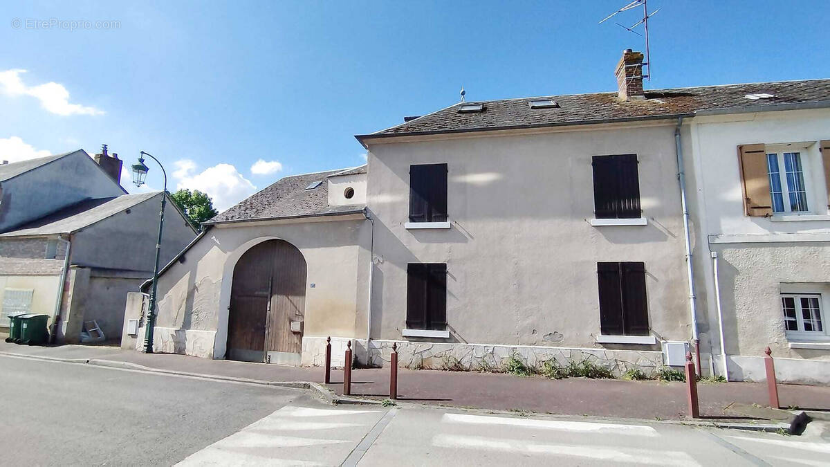 Maison à VILLENEUVE-LES-SABLONS