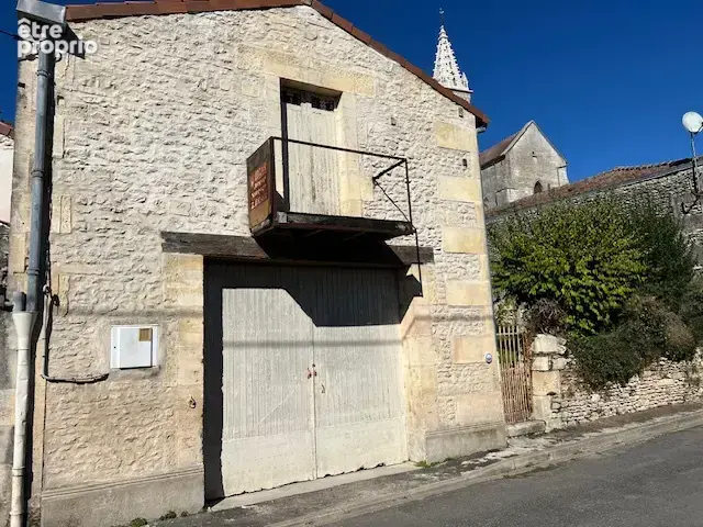 GARAGE de 75 m2 au sol avec jardin clos de 140 m2. Un beau potentiel d'aménagement ! - photo 7