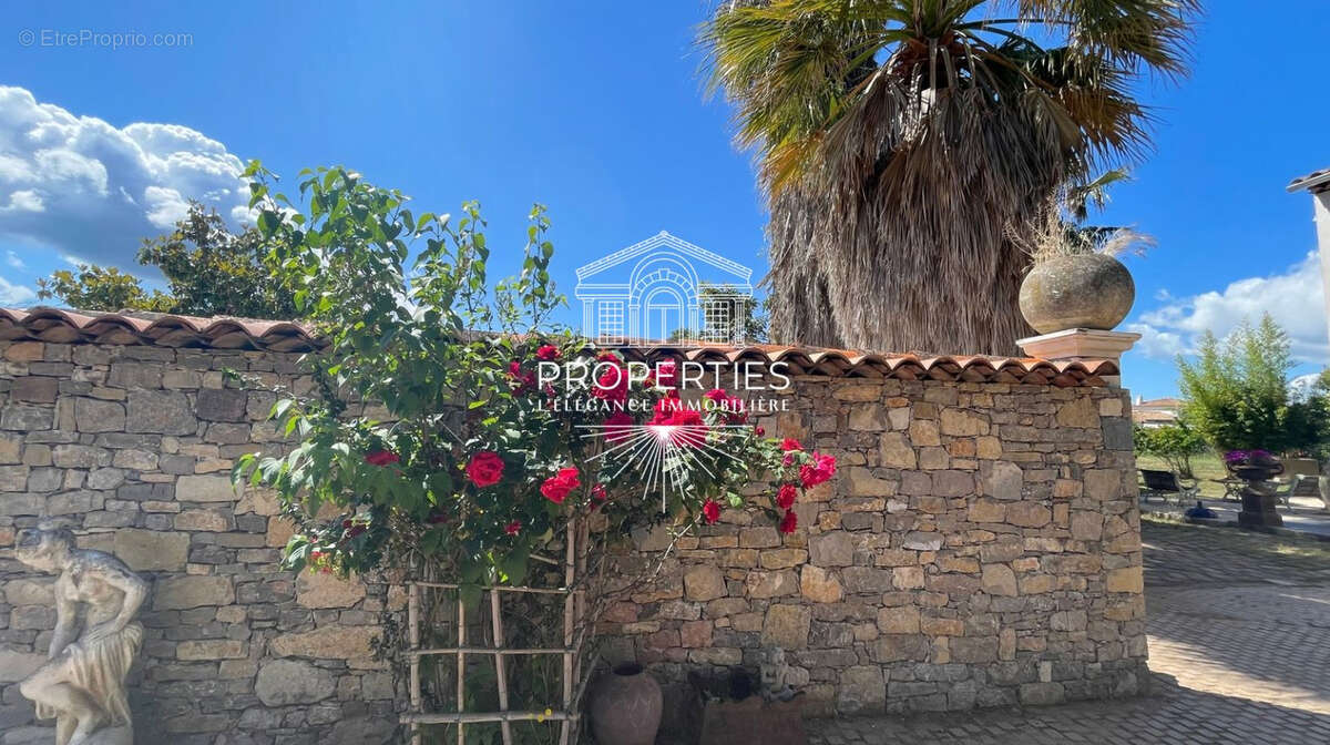 Carnoules - propriete de 160 m² renovee - piscine -garage- possibilite divison parcellaire - photo 6