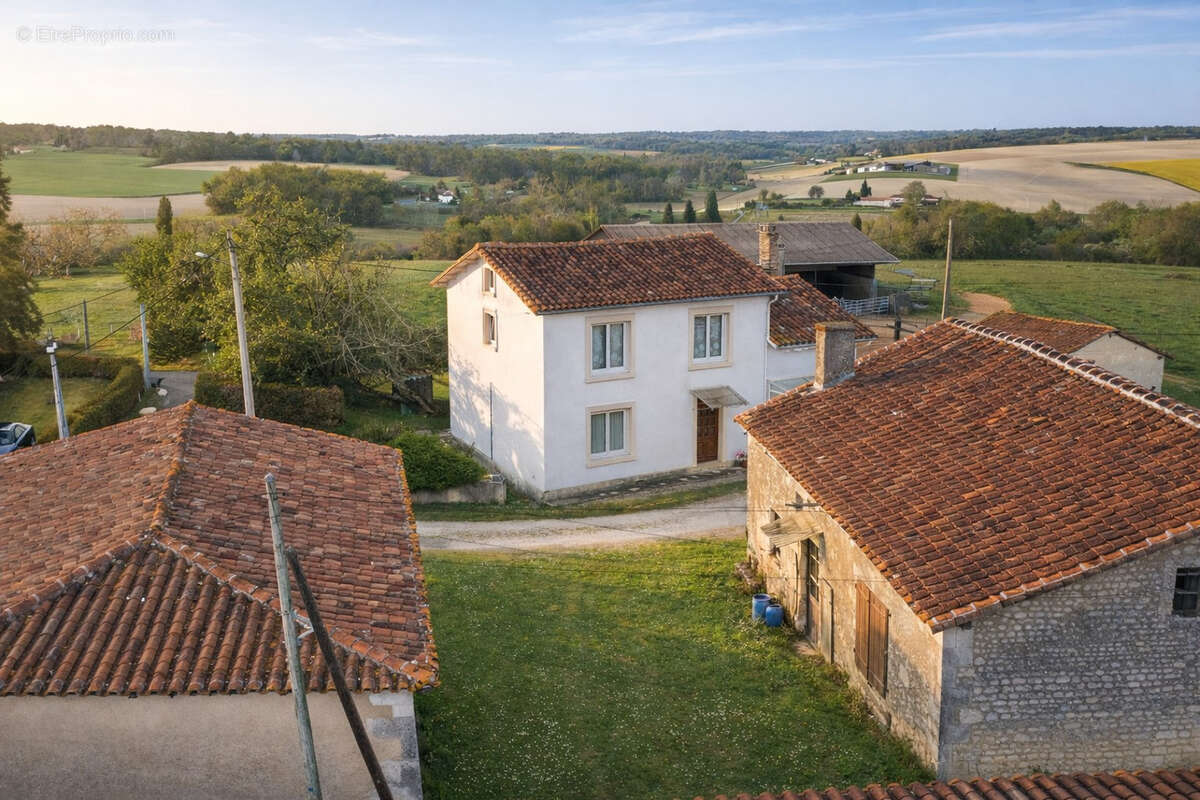 Maison à MONTMOREAU-SAINT-CYBARD