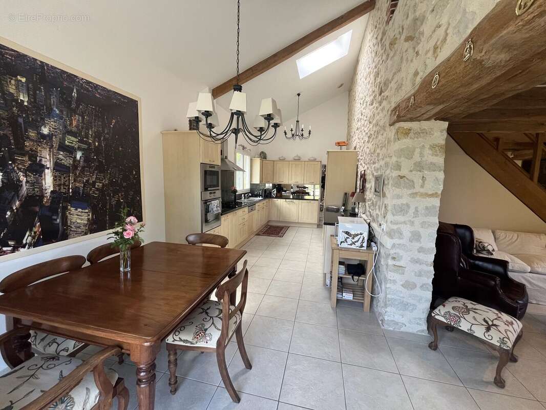Superbe logement de 2 chambres avec une grande grange et un gîte indépendant à rénover - photo 3