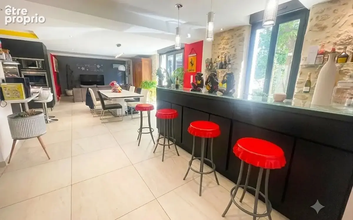 Mas de 273 m² habitable avec piscine et dépendances sur 5810 m² de jardin clos arboré. - photo 3