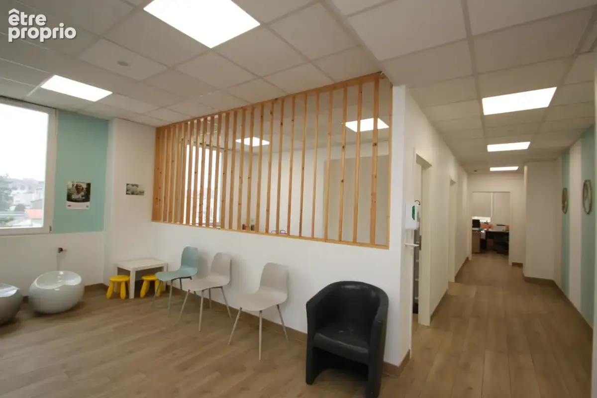 Local professionnel de 121 m2 clé en main   idéal cabinet médical ou bureaux, avec ascenseur et 3 parkings - photo 8