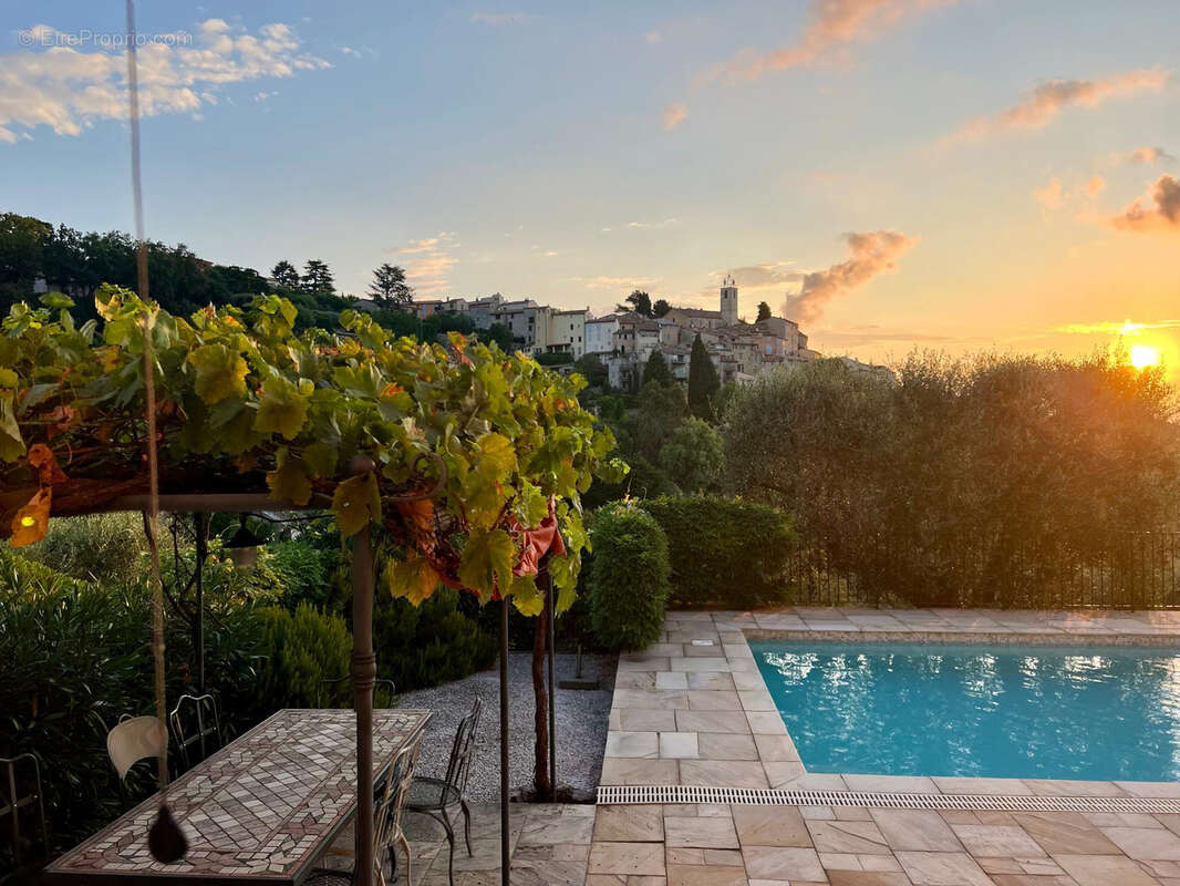 Maison à CHATEAUNEUF-GRASSE