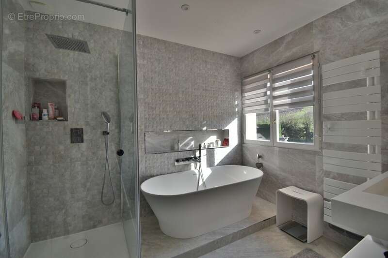 Chasselay village prisé - Maison de 155 m² - Piscine chauffée - photo 5