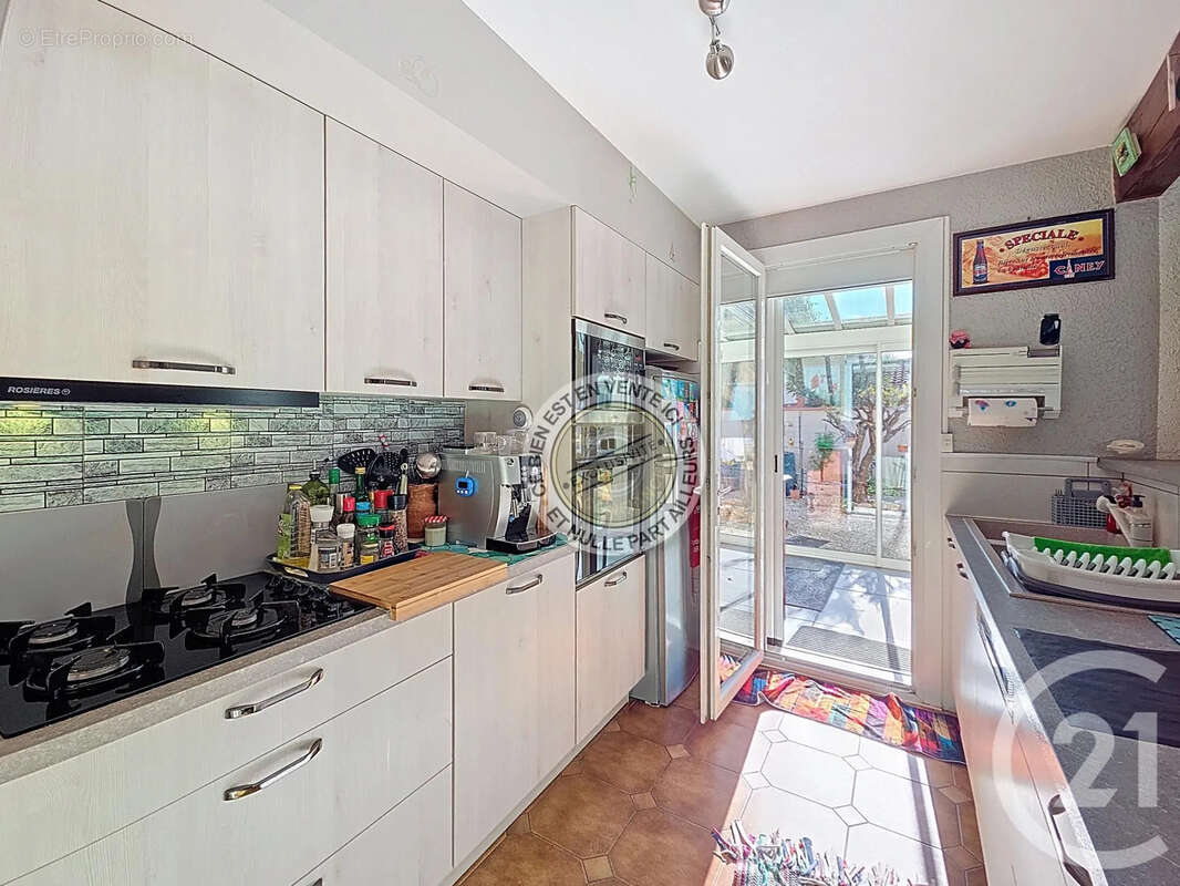 Maison à SAINT-LAURENT-DE-LA-SALANQUE