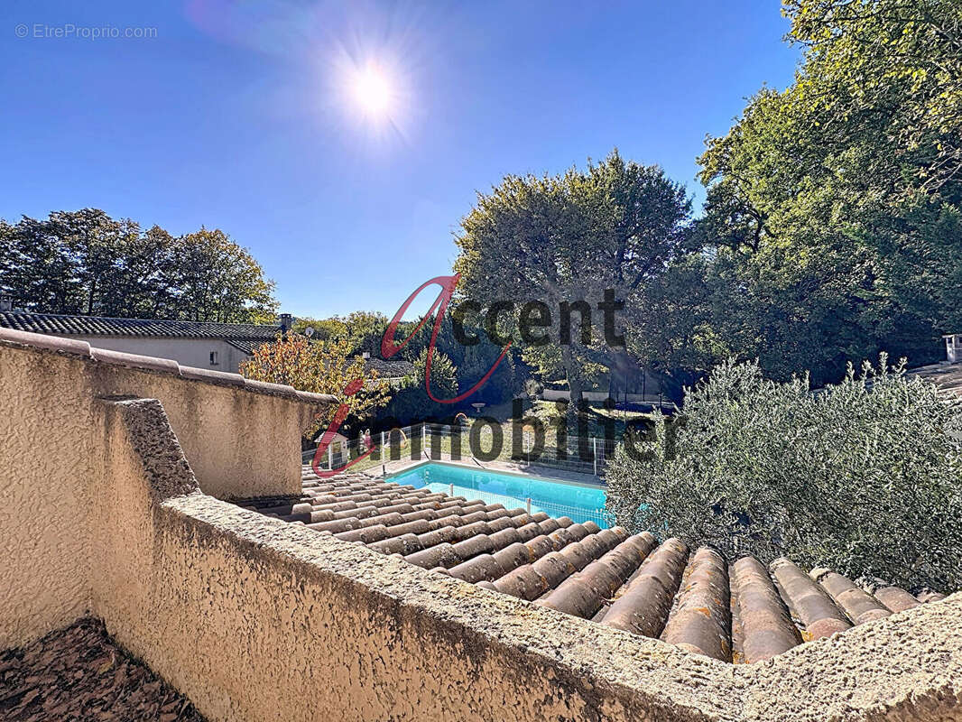Villa rénovée des années 90 - 130 m² habitables sur jardin de 1115 m². - photo 11