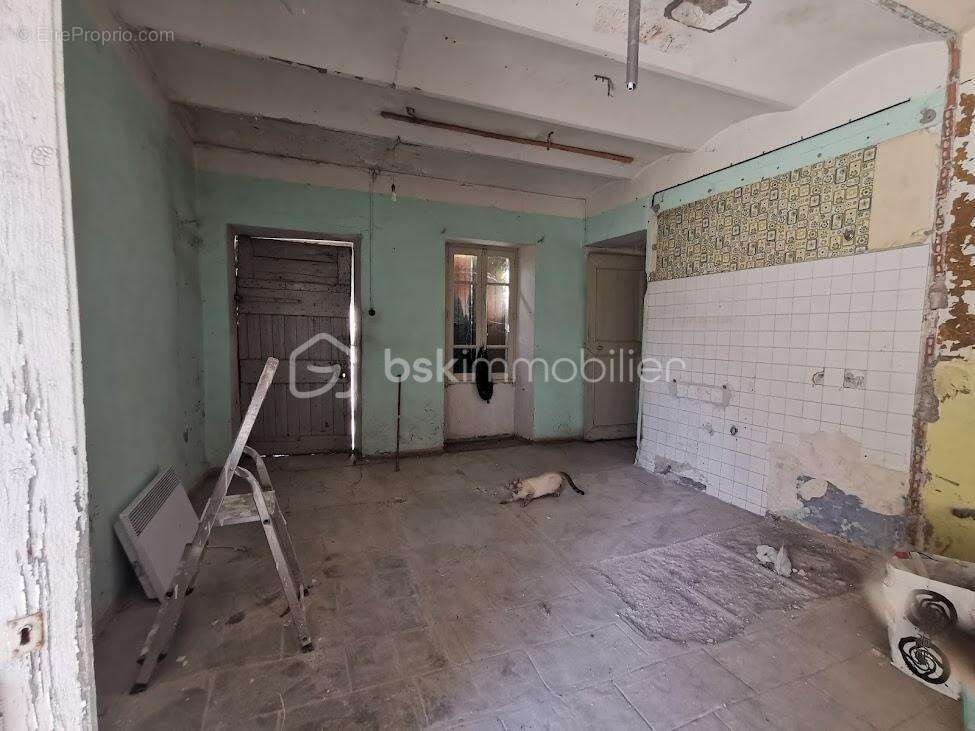 Maison en pierre avec granges, hangar, garage et terrains - Gros potentiel - photo 6