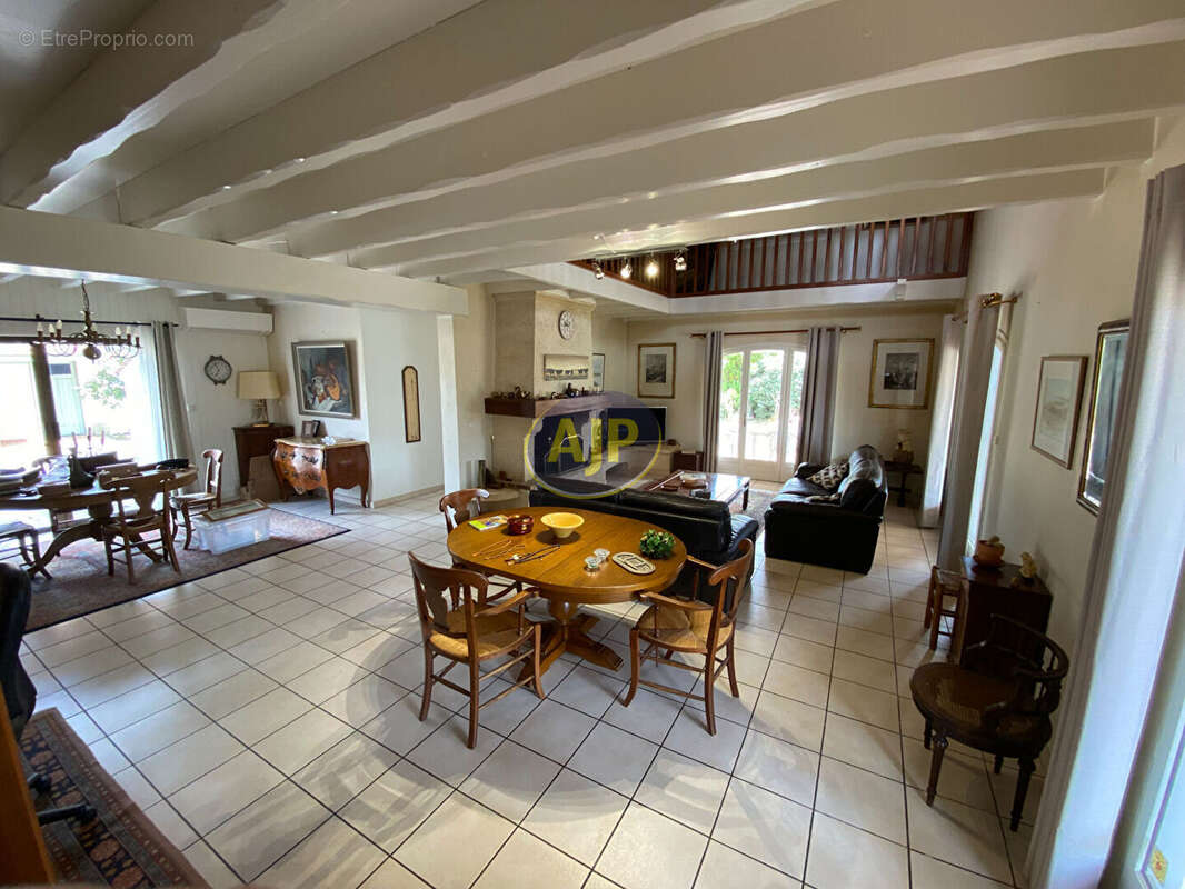 Maison à VENDAYS-MONTALIVET