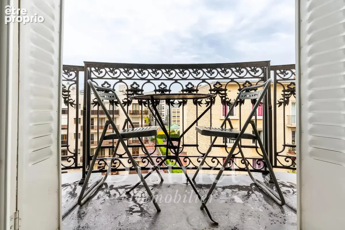 Rue Desnouettes. Superbe appartement 65 m². Vue dégagée et balcon. - photo 2