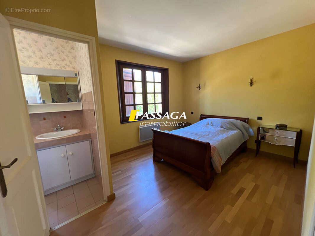 A VENDRE - Maison d'habitation avec parc arboré et piscine - LAISSAC - photo 10