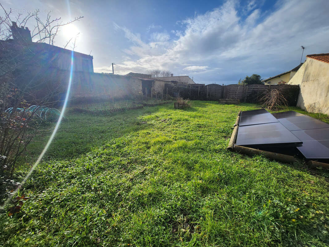 Maison en pierre avec dépendances et fort potentiel - photo 17
