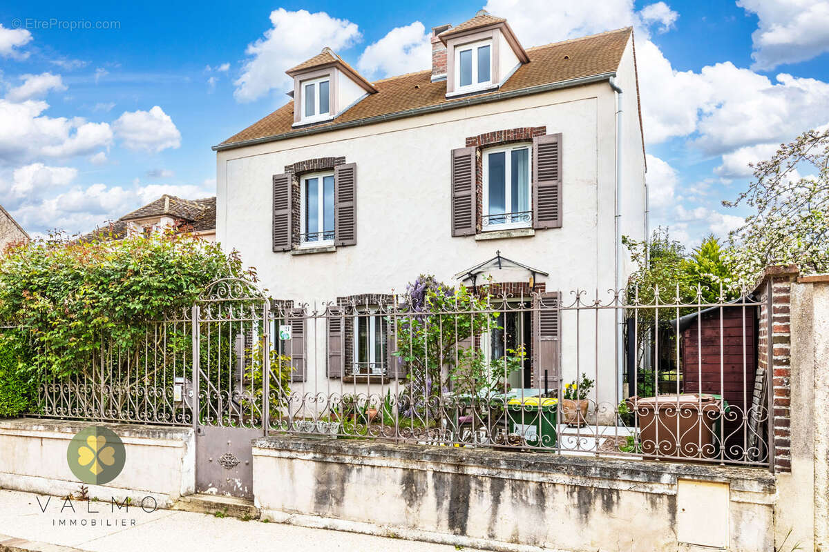 Maison à LA QUEUE-LES-YVELINES