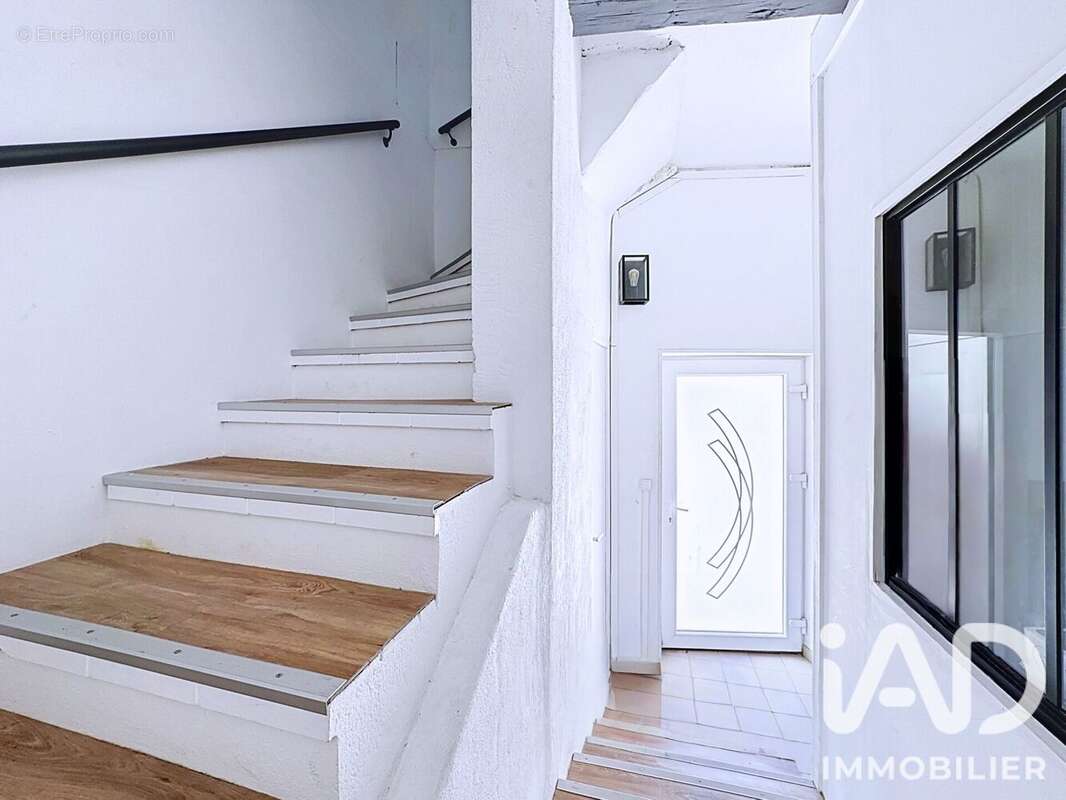 Maison 91 m² à Mouries  - photo 3