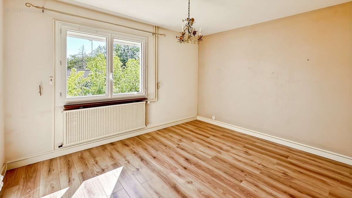 BERGERAC – Maison familiale de 174 m² avec garage, terrain 390 m² - photo 11