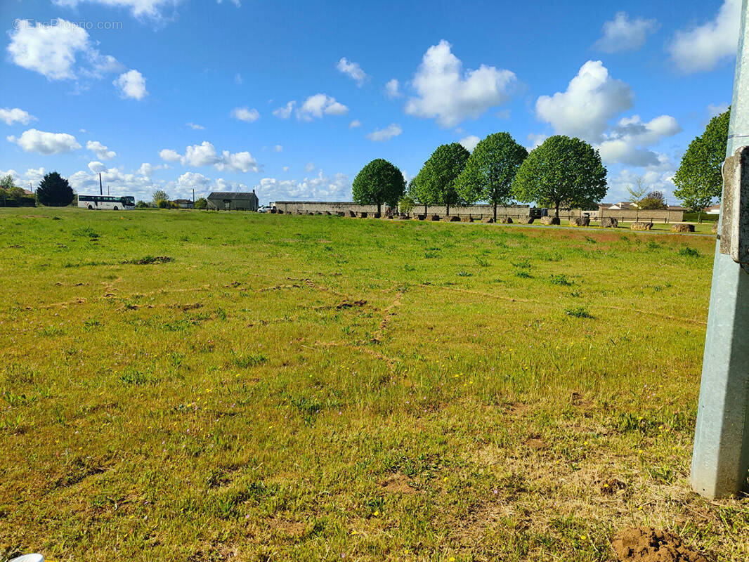 Terrain à SAINT-GENEST-D'AMBIERE