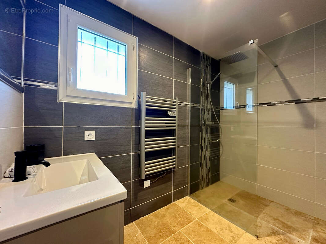 Maison à SAINT-CLEMENT-DE-RIVIERE